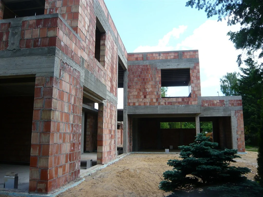 Budowa domu jednorodzinnego, mury pustak maxi, strop żelbetowy, strop terriva