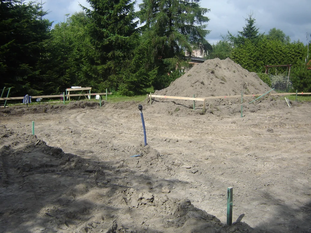 Budowa domu jednorodzinnego, wykonany wykop