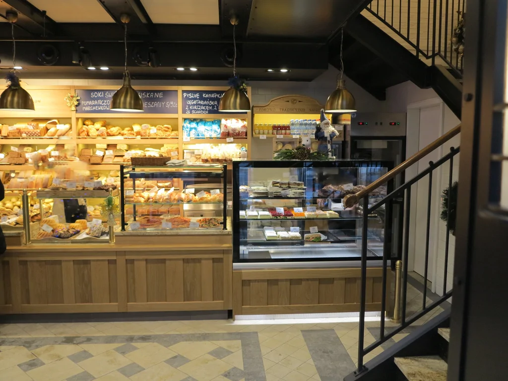 Wnętrza piekarni w stanie deweloperskim, w tle pieczywo na półkach