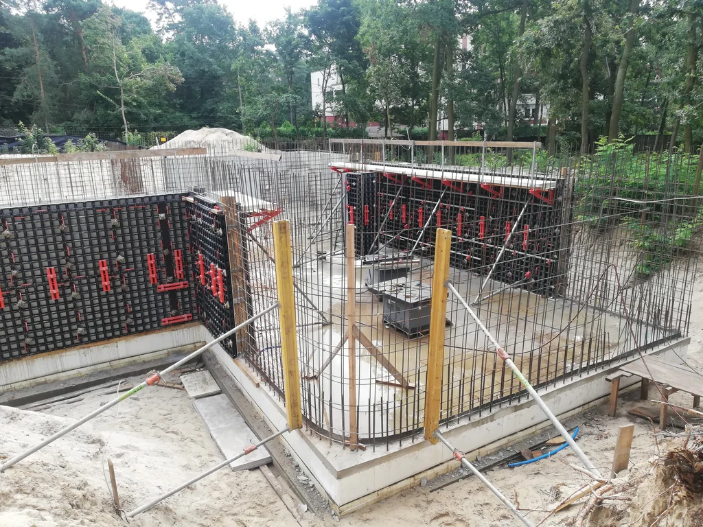 Deskowanie i zbrojenie żelbetowych ścian kondygnacji podziemnej na budowie domu jednorodzinnego