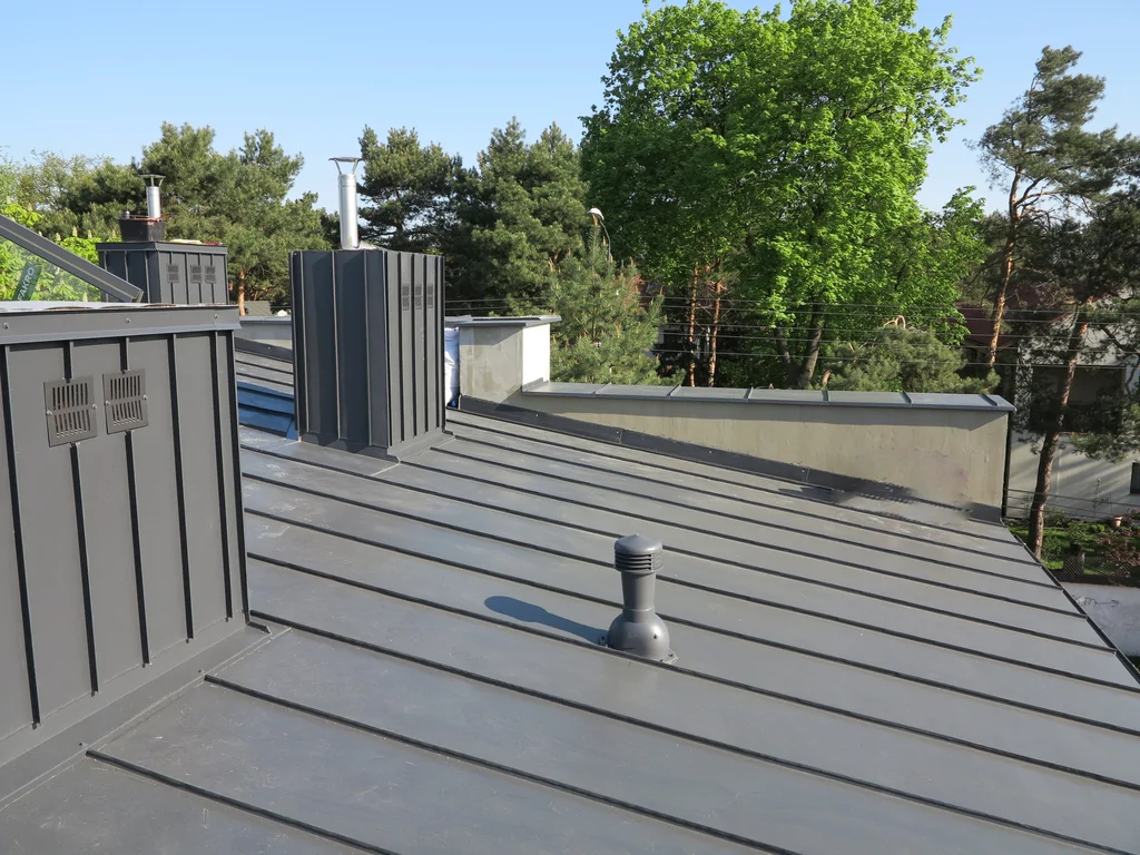 Detale pokrycia dachowego z blachy