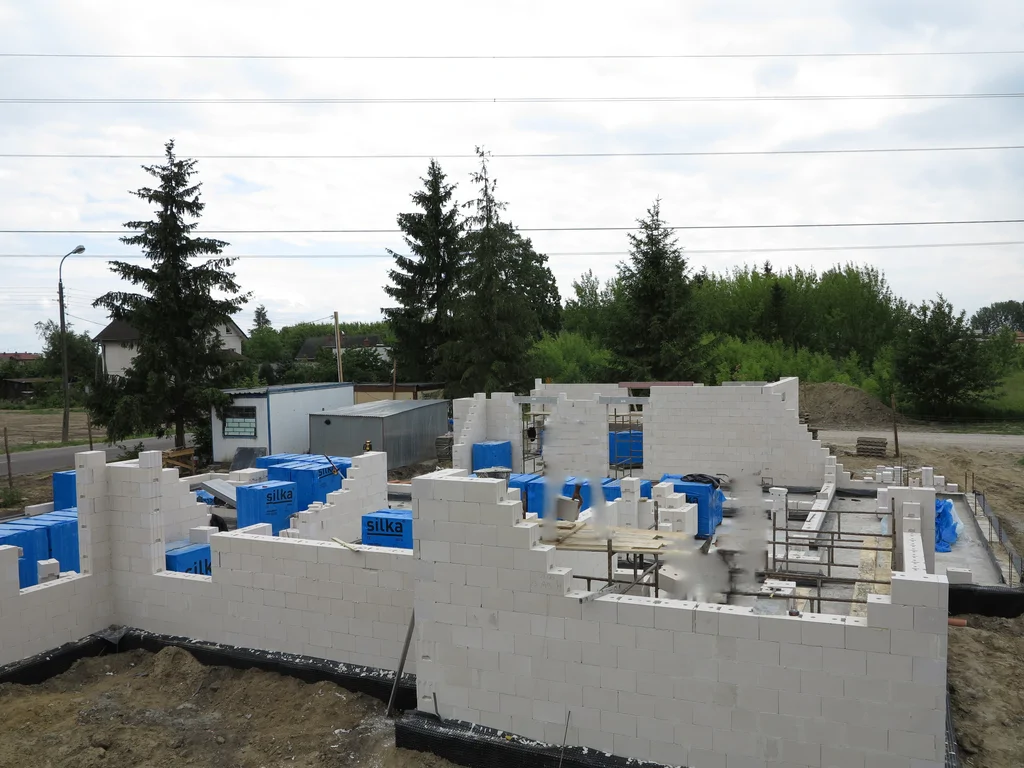 murowanie ścian z silikatów na budowie domu jednorodzinnego 