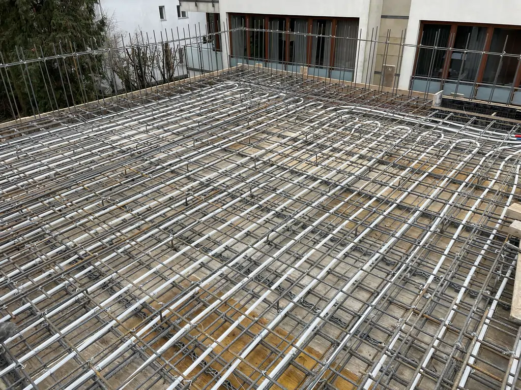 Zbrojenie stropu w trakcie kompleksowego remontu budynku – przygotowanie płyty konstrukcyjnej.