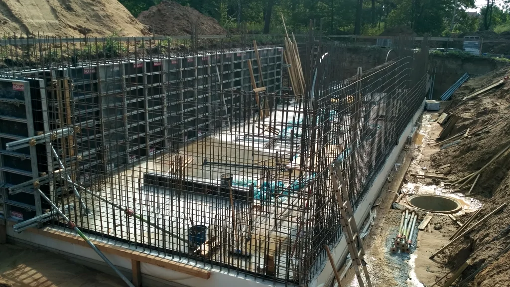 Szalunki i zbrojenie ścian żelbetowych w wykopie – przygotowanie pod ściany z betonu architektonicznego