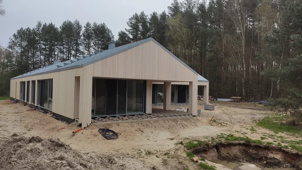 Budynek parterowy w zaawansowanym etapie wykończenia – elewacja drewniana i dach na rąbek