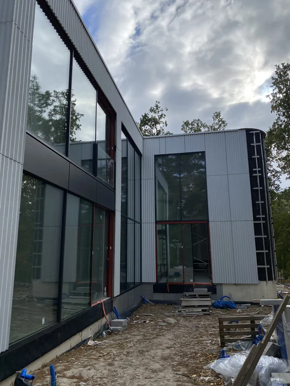 Bardzo duże przeszklenia na elewacji 