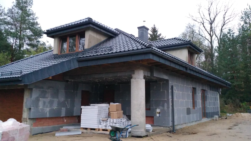 Wykonane pokrycie dachowe, na elewacji przyklejany styropian