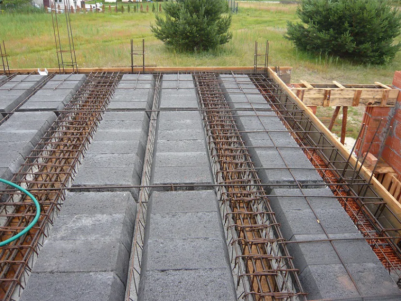 Strop gęstożebrowy w trakcie zbrojenia, przygotowanie pod zalanie wieńców i żeber