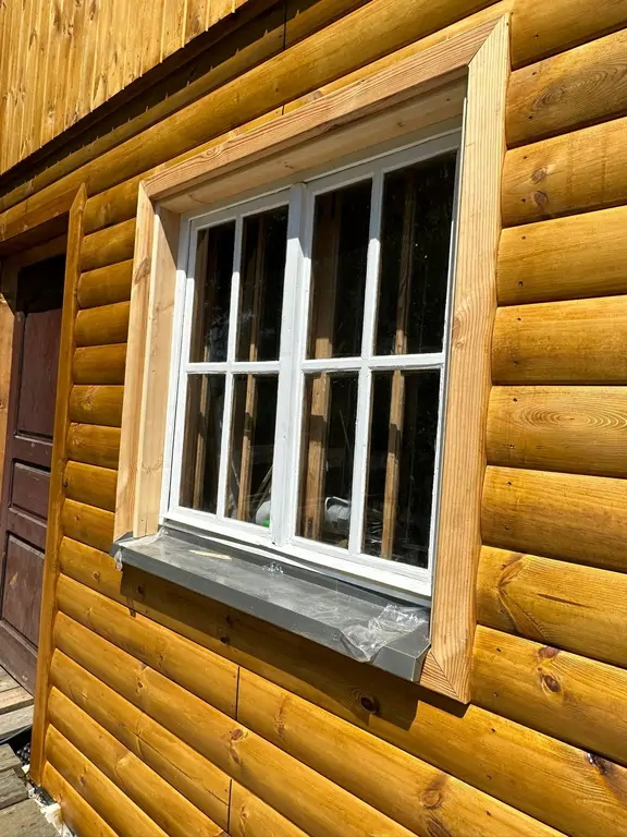 Domek drewniany w trakcie prac elewacyjnych – montaż wykończenia i obróbek.