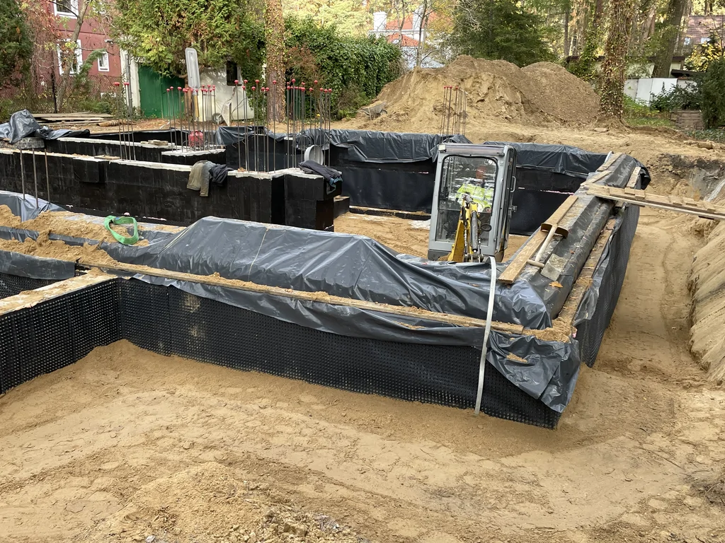 Budynek w stanie surowym, ściany z porothermu, elementy żelbetowe