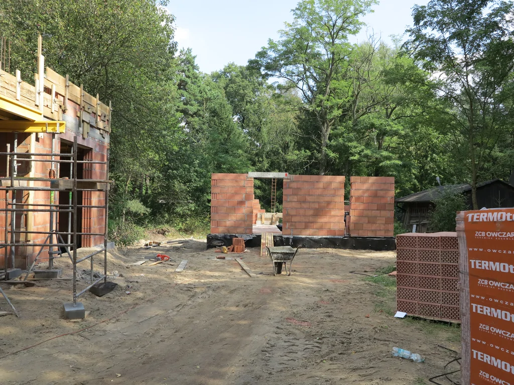 ściany parteru z Porotherm, widoczne rusztowanie 