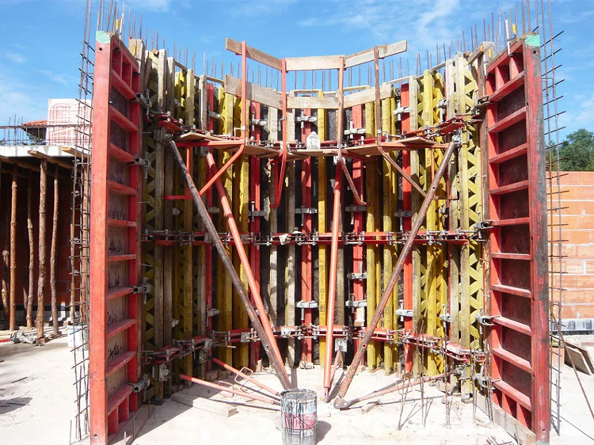 systemowe szalunki i stężenia pod wykonanie krzywoliniowej ściany żelbetowej