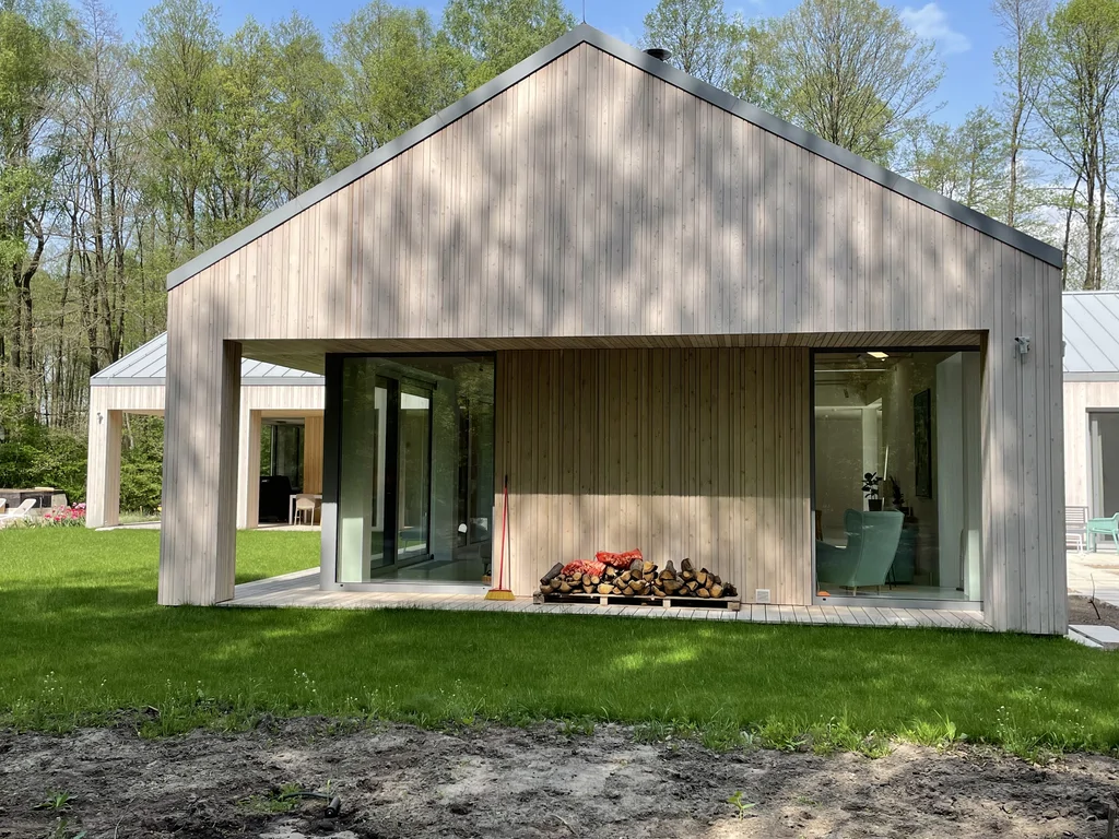 Elewacja frontowa domu z drewnianą okładziną i tarasem