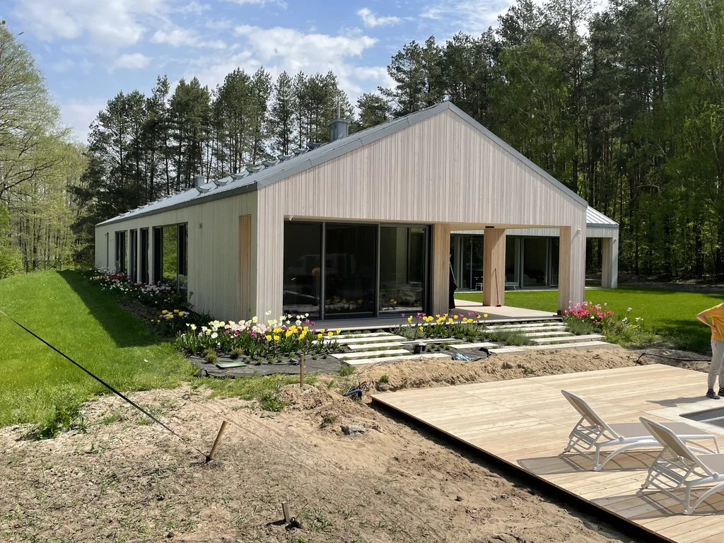 Strefa relaksu na tarasie z widokiem na nowoczesny dom