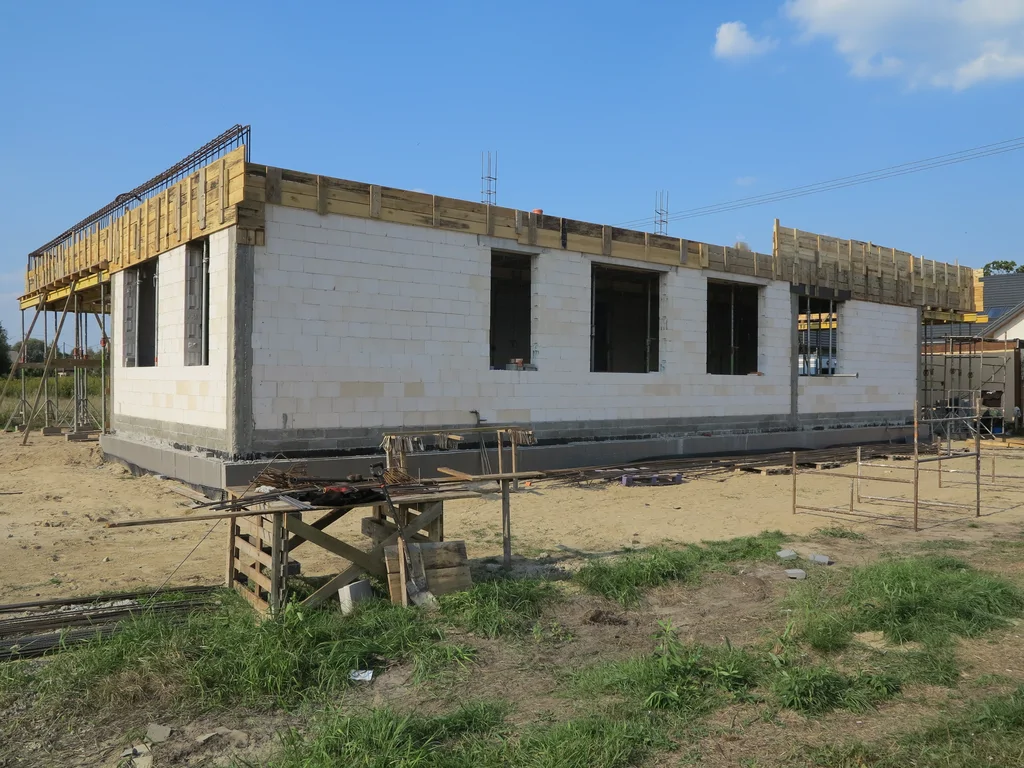 Stan surowy domu jednorodzinnego, ściany murowane z pustaka ceramicznego