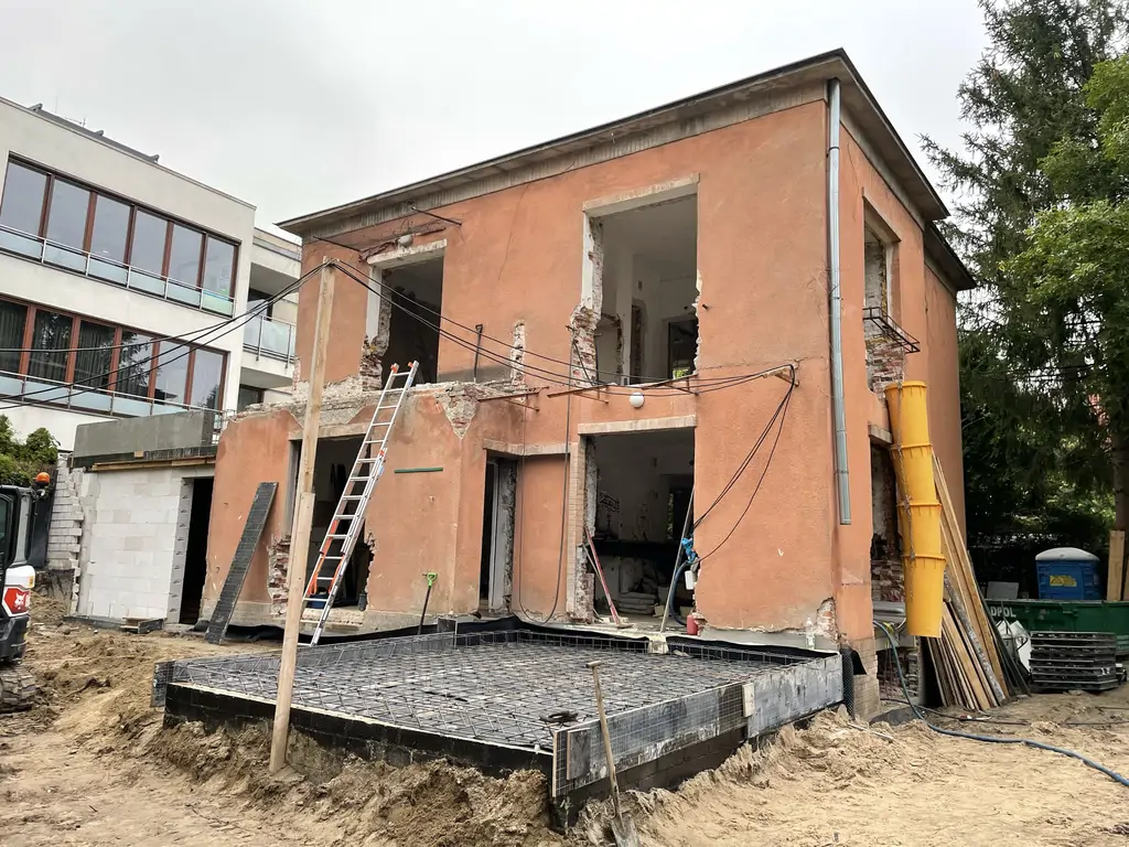 Budynek w trakcie kompleksowej przebudowy – rozbiórki, nowe otwory i przygotowanie płyty zewnętrznej.