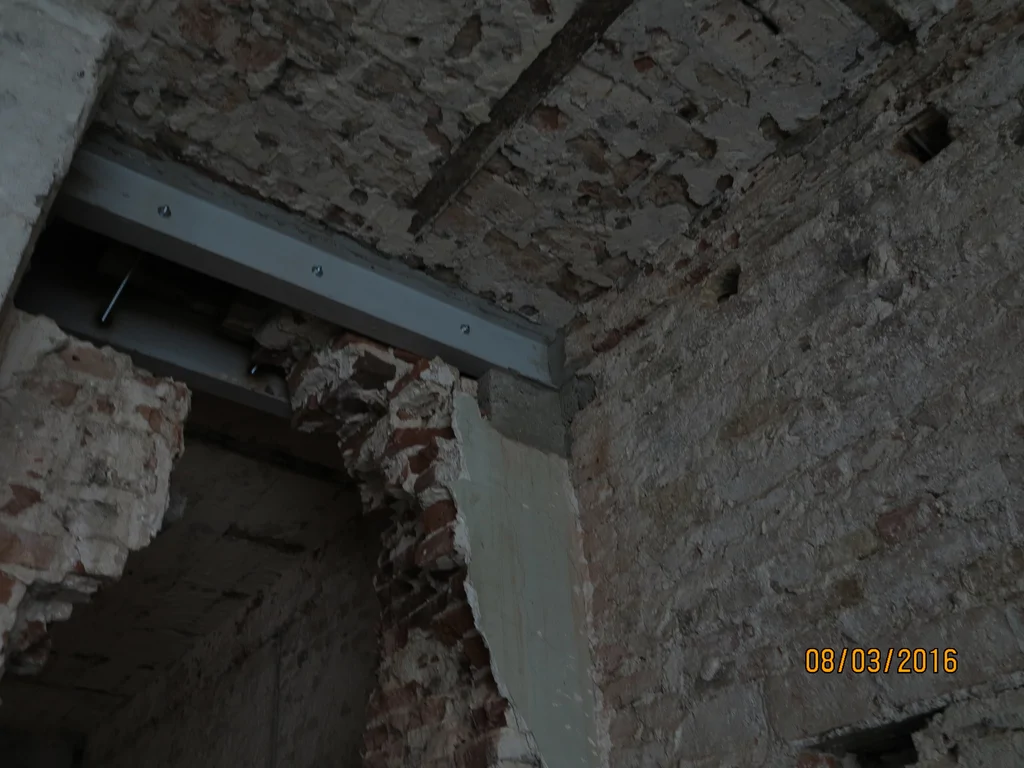 skute tynki na ścianach, belka stalowa pod stropem 