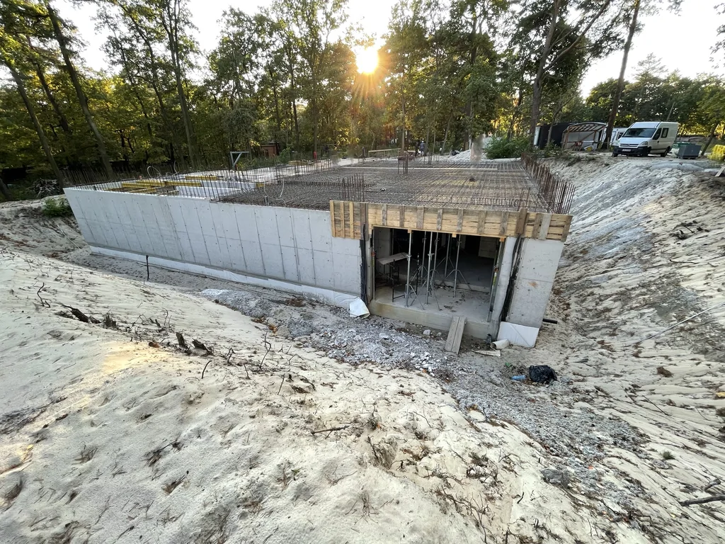 Ściany żelbetowe kondygnacji podziemnej z dużym otworem i zbrojeniem stropu