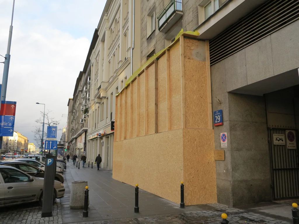 Budynek z zewnątrz, zabudowa z GK przy remoncie 