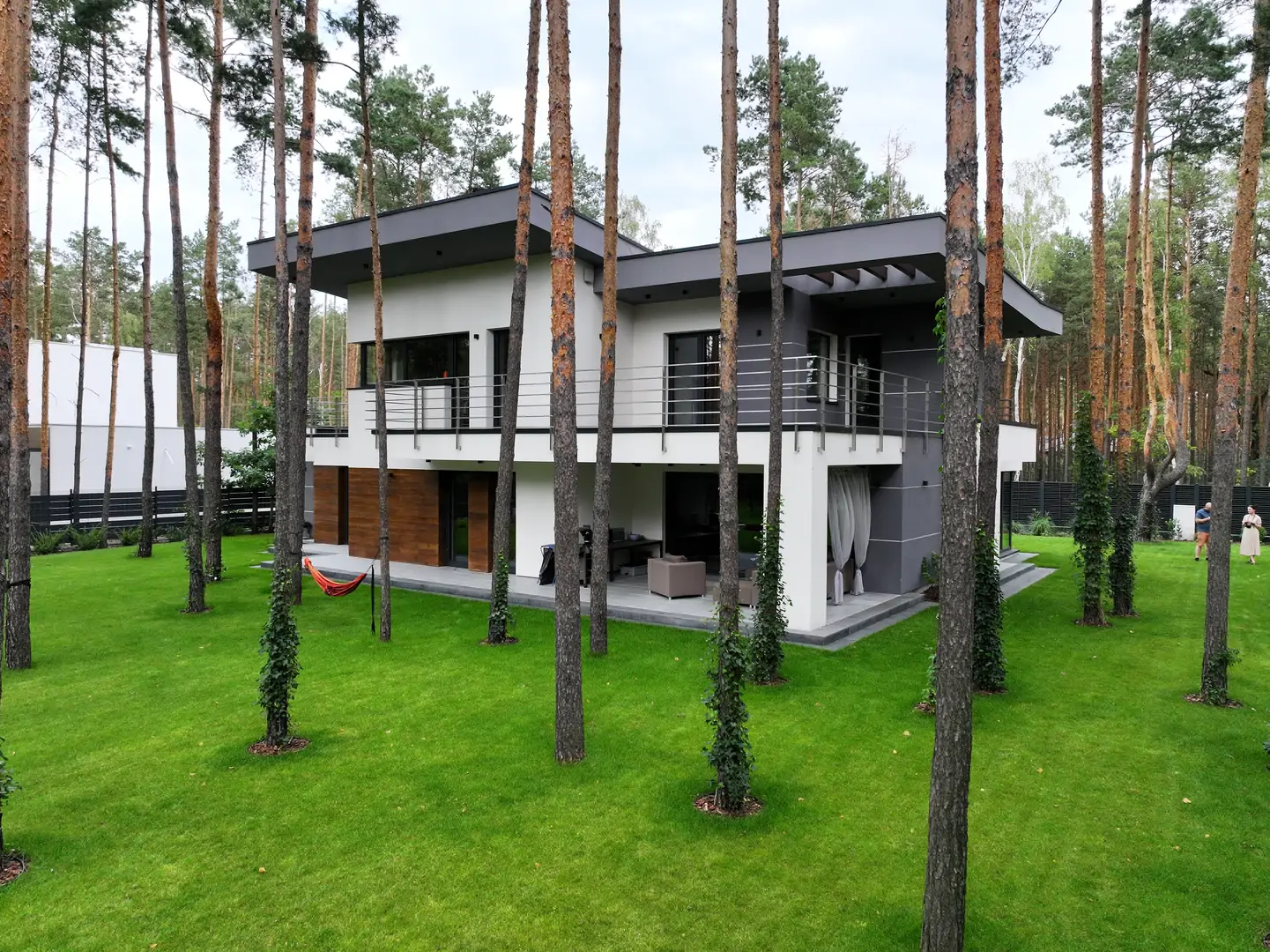 Nowoczesny dom piętrowy w lesie z tarasem – solidne wykonawstwo firmy budowlanej