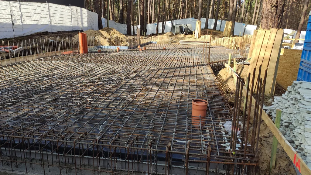 Zbrojenie płyty fundamentowej domu posadowionego na studniach w Magdalence