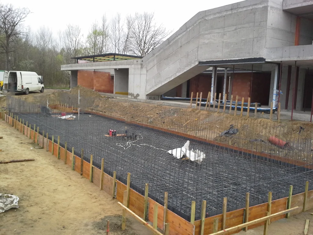 Budowa basenu zewnętrznego, widok na szalunki i zbrojenie 
