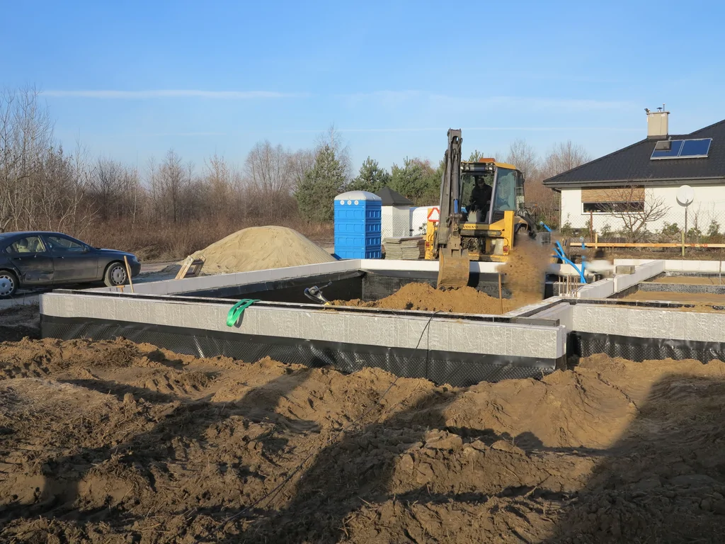 wykonane ławy fundamentowe, prace zasypowe 