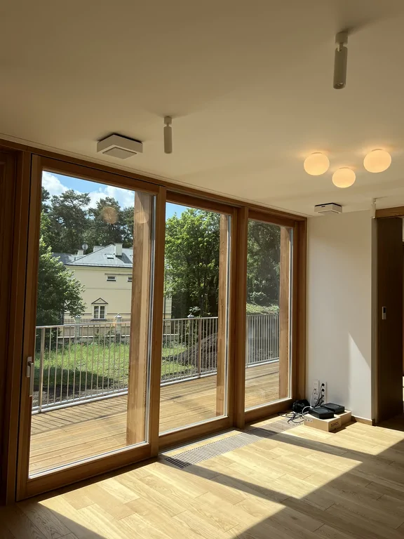 Łazienka z wolnostojącą wanną narożną i minimalistycznym wykończeniem