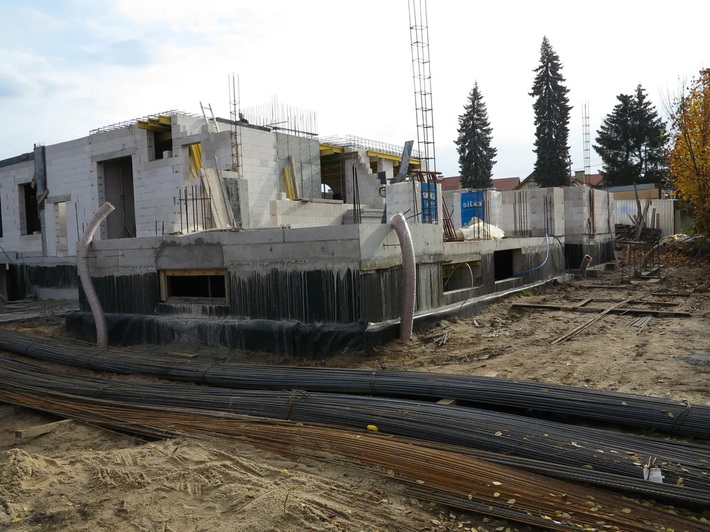 Ściany parteru murowane z silikatów, widoczne elementy żelbetowe i zbrojenie 