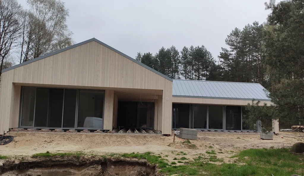 Elewacja frontowa z podcieniem i wielkoformatowymi przeszkleniami – dom parterowy