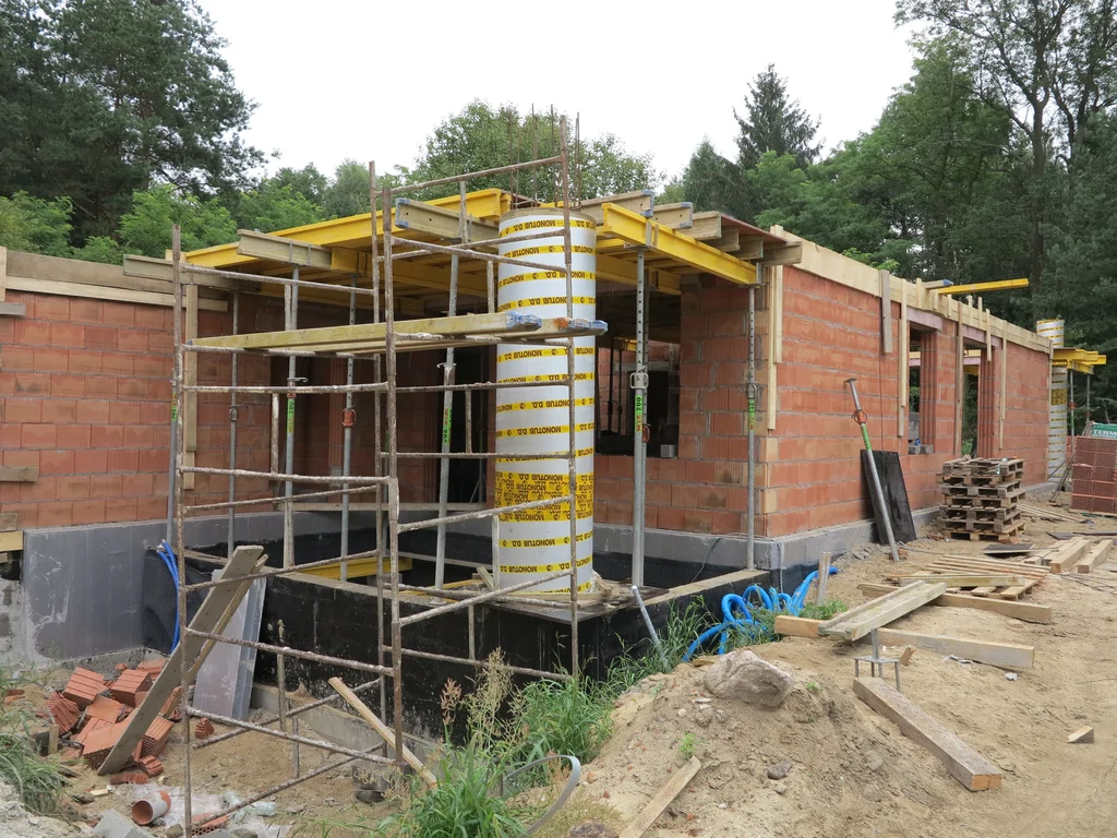 Budowa domu w stanie surowym, cegły Porotherm na ścianach, 