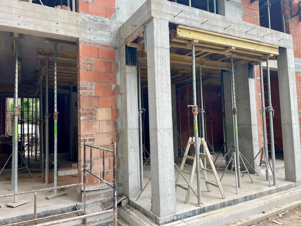 murowanie ścian z bloczka, szalunki słupów 