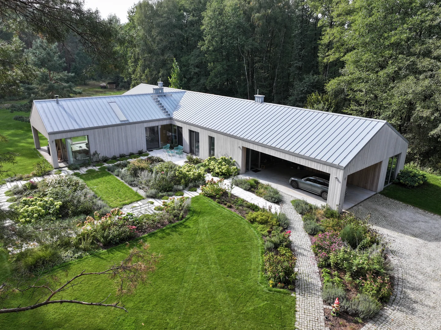 Parterowy dom jednorodzinny z nowoczesną elewacją i garażem – kompleksowa budowa domu