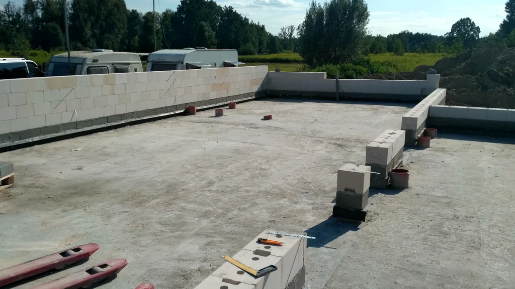 wylany strop nad parterem, murowanie ścian attyki 