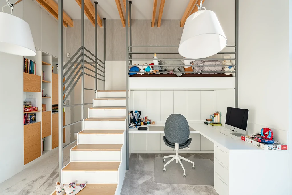 Pokój dziecięcy z antresolą do spania, biurkiem pod antresolą i zabudową meblową na wymiar.