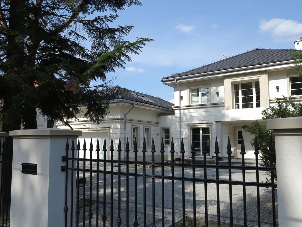 Nowoczesny dom z dachem dwuspadowym, dużymi przeszkleniami i tarasem – realizacja budowlana