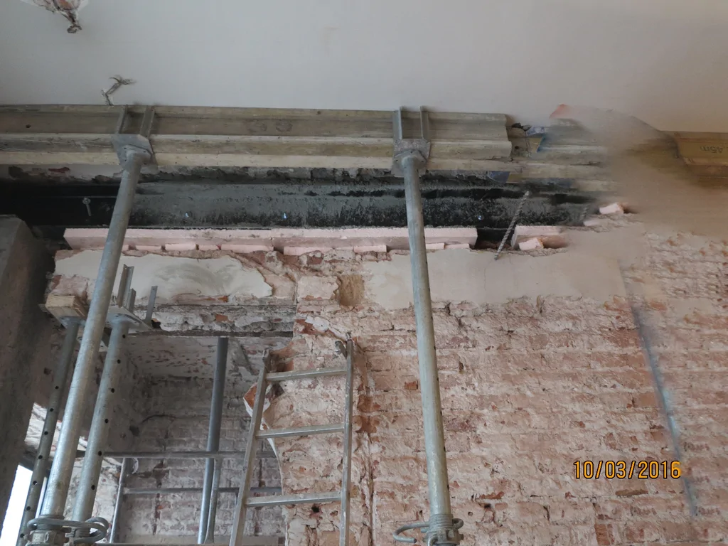 stęple podpierające strop 