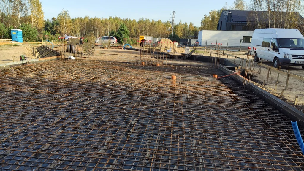 Widok ogólny zbrojenia na całej powierzchni płyty fundamentowej przed wylaniem betonu.