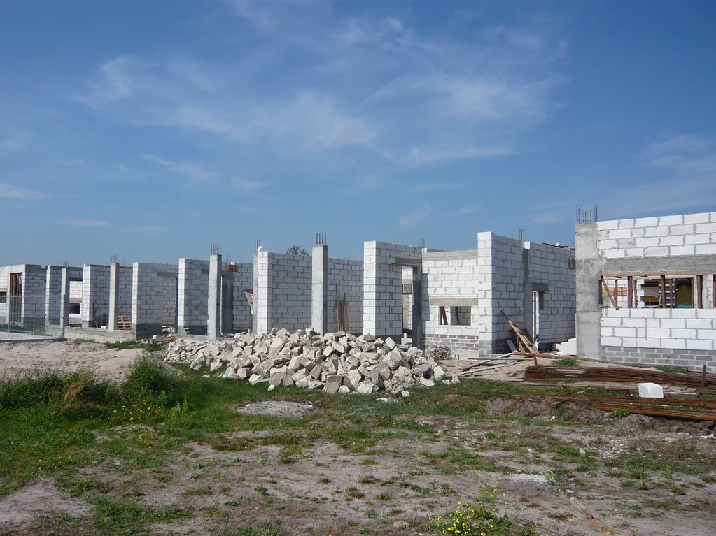 Budowa przedszkola, ściany fundamentowe murowane