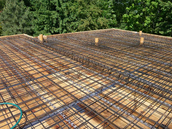 Zbrojenie stropui przejścia instalacyjne przed zalaniem