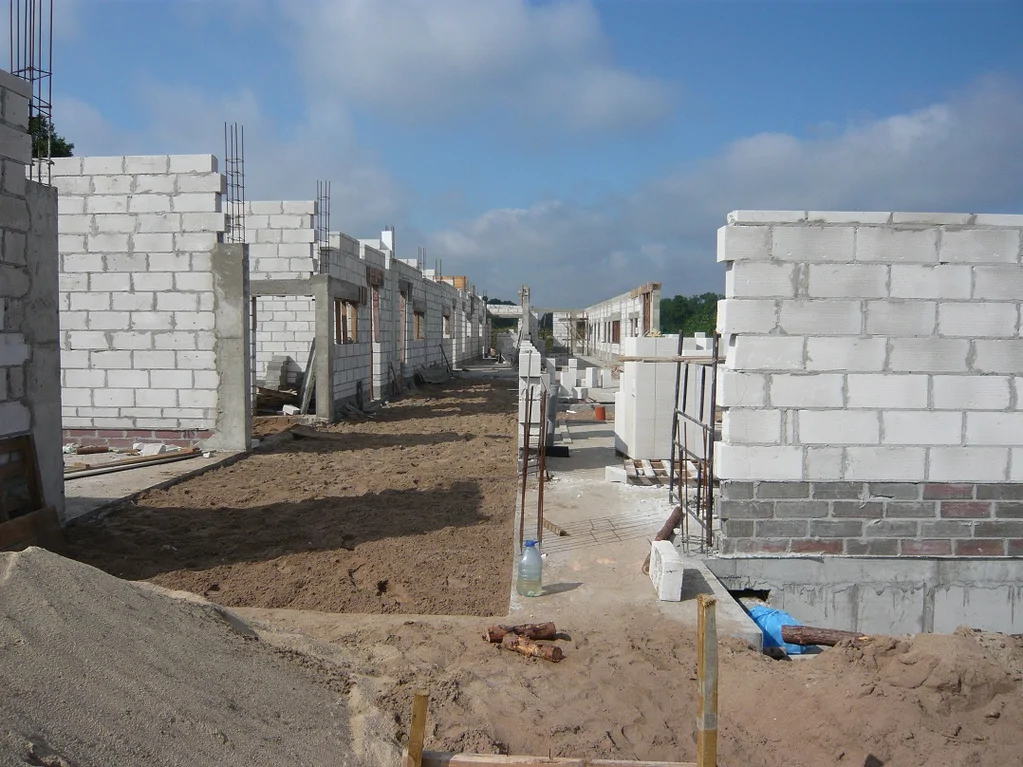 Budowa przedszkola, ściany fundamentowe murowane