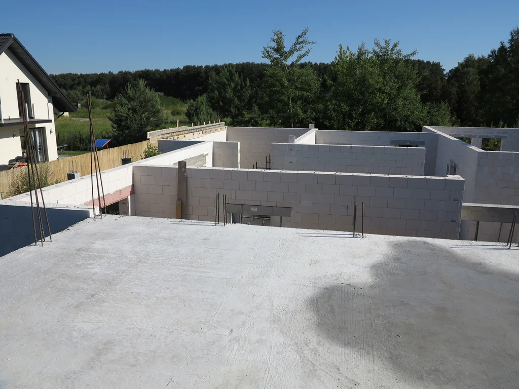 Wymurowane ściany parteru na domu jednorodzinnym, wylany strop parteru