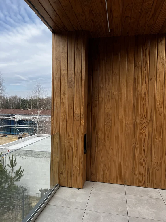 Drewniana loggia z tarasem i „kadrem” na zieleń