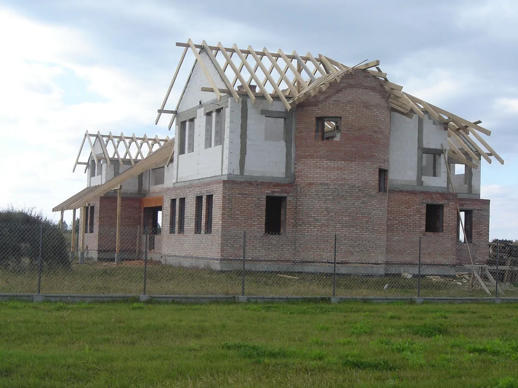 Budowa domu w stanie surowym z więźbą dachową, 