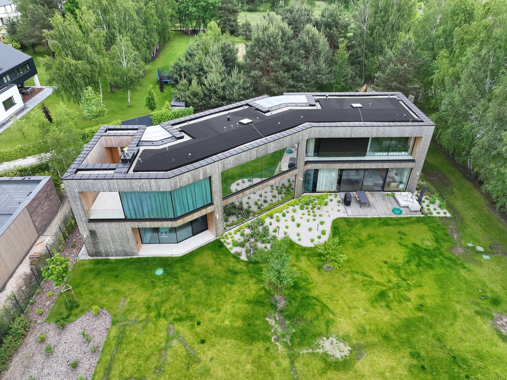 Dom Prawdziwka – elewacja ogrodowa z dużymi przeszkleniami i tarasem, ujęcie z drona.
