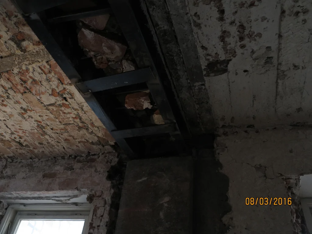 wmontowana belka stalowa podpierająca strop w miejscu kiedyś istniejącej ściany 