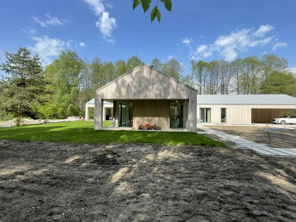 Nowoczesny dom z zadaszonym tarasem i dużymi przeszkleniami