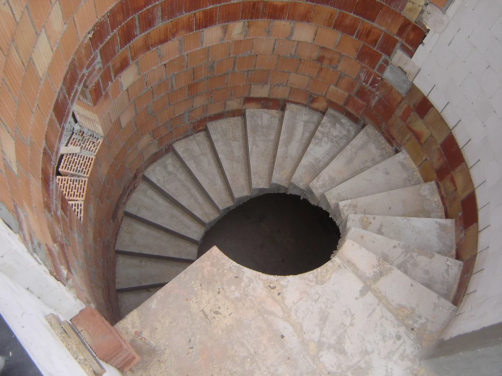 Budowa domu w stanie surowym, schody żelbetowe