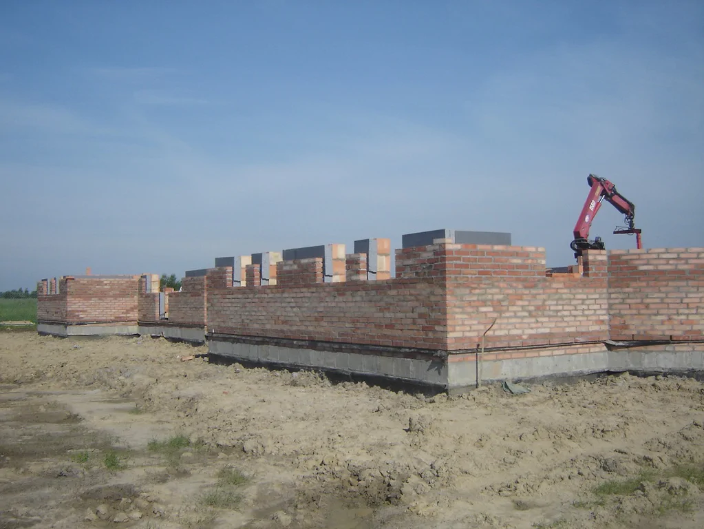 Budowa domu w stanie surowym, wylane ławy fundamentowe, murowanie ścian 