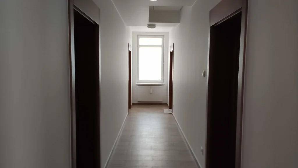 korytarz na piętrze  w domu zakonnym, widok na okno 